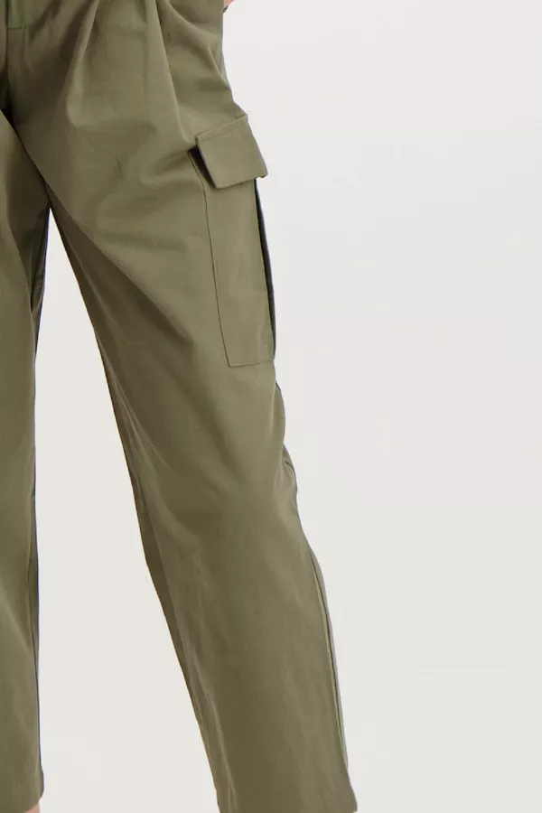 Pantalon cargo avec poches à rabat et taille élastique Vila